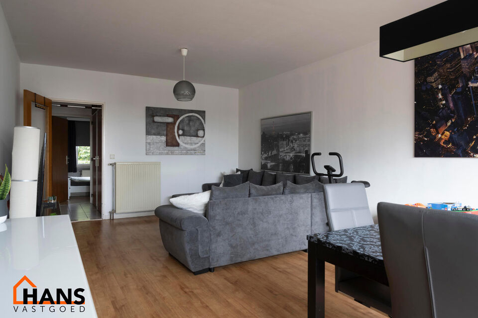 Dit appartement is gelegen op de derde verdieping zonder lift.

Indeling: inkomhal; vestiairekast; apart toilet; ingerichte badkamer; 2 slaapkamers waarvan 1 toegang geeft naar het achterliggend terras; woonkamer; deels ge&iuml;nstalleerde keuken met berging.