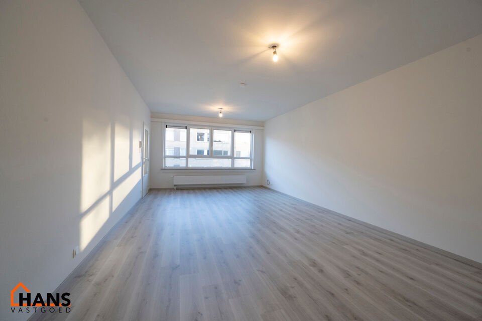 Inkomhal; apart toilet; leefruimte; keuken met kasten, spoelbak en dampkap en ruimte voor het plaatsen van een eigen koelkast kookplaat- oven combinatie; 2 slaapkamers waarvan de kleinste toegang heeft tot het terras ; badkamer met douche in bad; wastafel