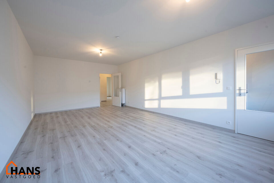 Inkomhal; apart toilet; leefruimte; keuken met kasten, spoelbak en dampkap en ruimte voor het plaatsen van een eigen koelkast kookplaat- oven combinatie; 2 slaapkamers waarvan de kleinste toegang heeft tot het terras ; badkamer met douche in bad; wastafel