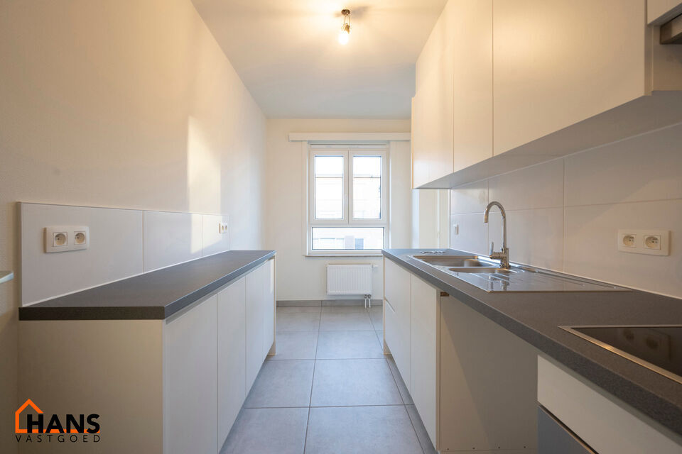 Inkomhal; apart toilet; leefruimte; keuken met kasten, spoelbak en dampkap en ruimte voor het plaatsen van een eigen koelkast kookplaat- oven combinatie; 2 slaapkamers waarvan de kleinste toegang heeft tot het terras ; badkamer met douche in bad; wastafel