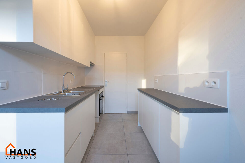 Inkomhal; apart toilet; leefruimte; keuken met kasten, spoelbak en dampkap en ruimte voor het plaatsen van een eigen koelkast kookplaat- oven combinatie; 2 slaapkamers waarvan de kleinste toegang heeft tot het terras ; badkamer met douche in bad; wastafel