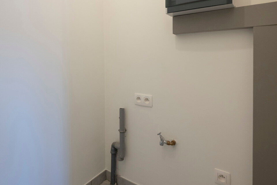 Inkomhal; apart toilet; leefruimte; keuken met kasten, spoelbak en dampkap en ruimte voor het plaatsen van een eigen koelkast kookplaat- oven combinatie; 2 slaapkamers waarvan de kleinste toegang heeft tot het terras ; badkamer met douche in bad; wastafel