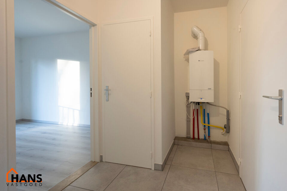 Inkomhal; apart toilet; leefruimte; keuken met kasten, spoelbak en dampkap en ruimte voor het plaatsen van een eigen koelkast kookplaat- oven combinatie; 2 slaapkamers waarvan de kleinste toegang heeft tot het terras ; badkamer met douche in bad; wastafel