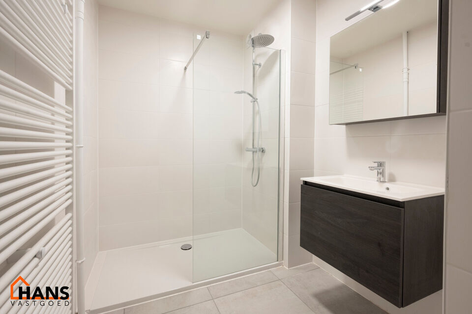 Inkomhal; apart toilet; leefruimte; keuken met kasten, spoelbak en dampkap en ruimte voor het plaatsen van een eigen koelkast kookplaat- oven combinatie; 2 slaapkamers waarvan de kleinste toegang heeft tot het terras ; badkamer met douche in bad; wastafel