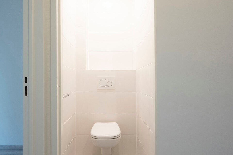 Inkomhal; apart toilet; leefruimte; keuken met kasten, spoelbak en dampkap en ruimte voor het plaatsen van een eigen koelkast kookplaat- oven combinatie; 2 slaapkamers waarvan de kleinste toegang heeft tot het terras ; badkamer met douche in bad; wastafel