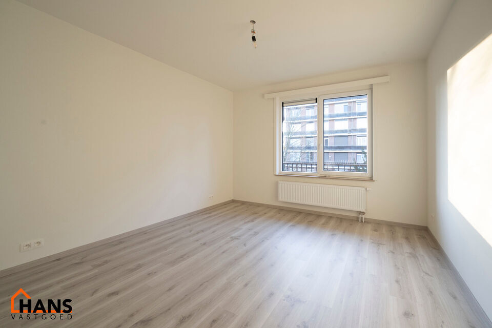 Inkomhal; apart toilet; leefruimte; keuken met kasten, spoelbak en dampkap en ruimte voor het plaatsen van een eigen koelkast kookplaat- oven combinatie; 2 slaapkamers waarvan de kleinste toegang heeft tot het terras ; badkamer met douche in bad; wastafel