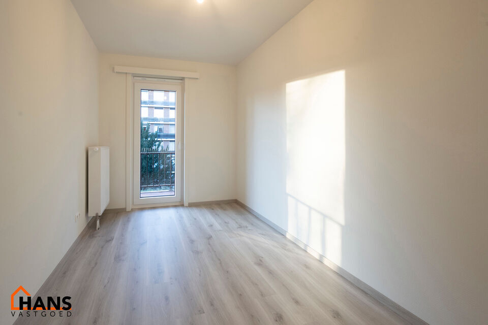 Inkomhal; apart toilet; leefruimte; keuken met kasten, spoelbak en dampkap en ruimte voor het plaatsen van een eigen koelkast kookplaat- oven combinatie; 2 slaapkamers waarvan de kleinste toegang heeft tot het terras ; badkamer met douche in bad; wastafel