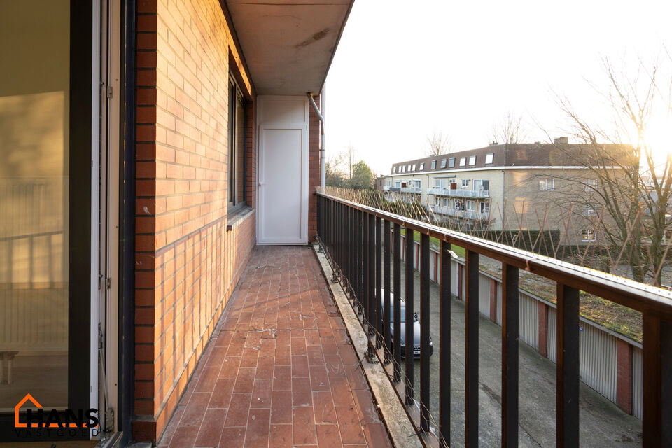 Inkomhal; apart toilet; leefruimte; keuken met kasten, spoelbak en dampkap en ruimte voor het plaatsen van een eigen koelkast kookplaat- oven combinatie; 2 slaapkamers waarvan de kleinste toegang heeft tot het terras ; badkamer met douche in bad; wastafel