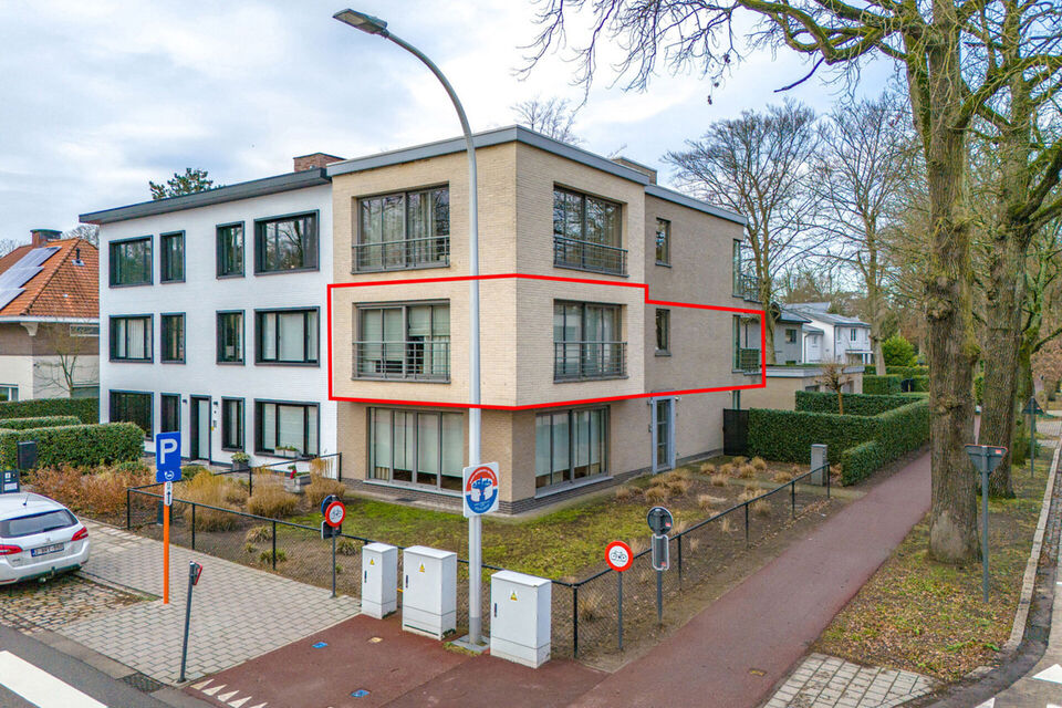 Verzorgd hoekappartement op een uitstekende locatie, met veel natuurlijk licht.
De ruime leefruimte sluit aan op een volledig uitgeruste open keuken (inductiekookplaat, koelkast, vriezer en vaatwasser), met daarnaast een praktische berging voorzien van wa