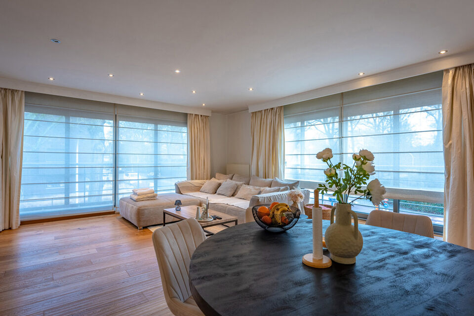 Verzorgd hoekappartement op een uitstekende locatie, met veel natuurlijk licht.
De ruime leefruimte sluit aan op een volledig uitgeruste open keuken (inductiekookplaat, koelkast, vriezer en vaatwasser), met daarnaast een praktische berging voorzien van wa