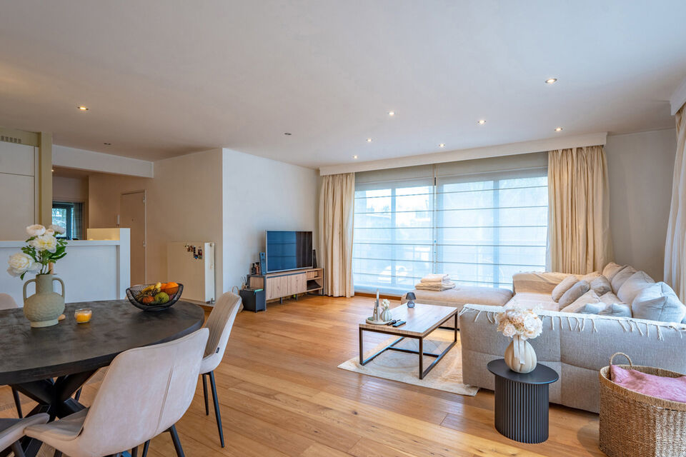 Verzorgd hoekappartement op een uitstekende locatie, met veel natuurlijk licht.
De ruime leefruimte sluit aan op een volledig uitgeruste open keuken (inductiekookplaat, koelkast, vriezer en vaatwasser), met daarnaast een praktische berging voorzien van wa