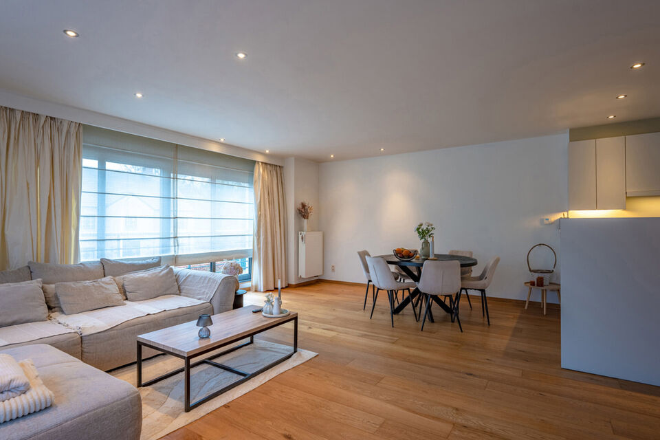 Verzorgd hoekappartement op een uitstekende locatie, met veel natuurlijk licht.
De ruime leefruimte sluit aan op een volledig uitgeruste open keuken (inductiekookplaat, koelkast, vriezer en vaatwasser), met daarnaast een praktische berging voorzien van wa