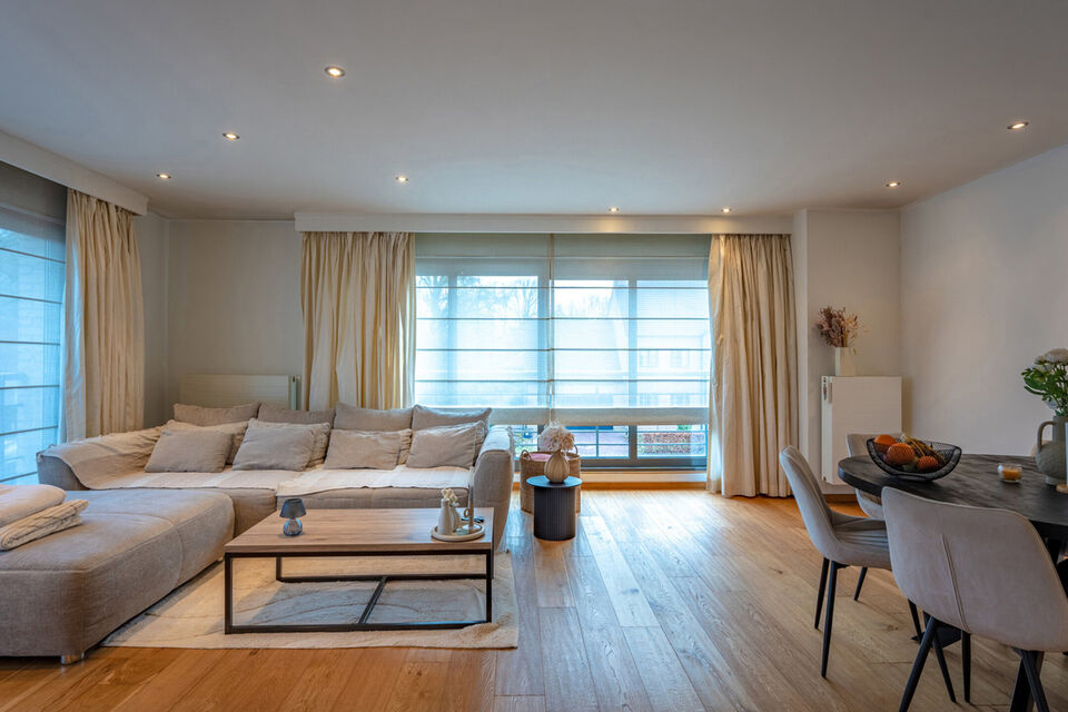 Verzorgd hoekappartement op een uitstekende locatie, met veel natuurlijk licht.
De ruime leefruimte sluit aan op een volledig uitgeruste open keuken (inductiekookplaat, koelkast, vriezer en vaatwasser), met daarnaast een praktische berging voorzien van wa