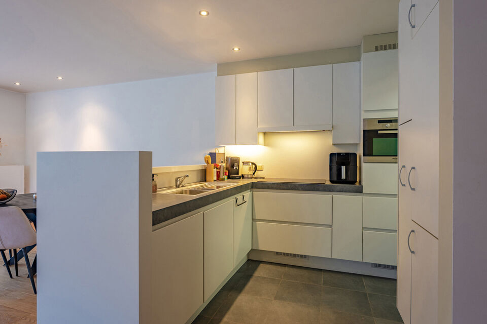 Verzorgd hoekappartement op een uitstekende locatie, met veel natuurlijk licht.
De ruime leefruimte sluit aan op een volledig uitgeruste open keuken (inductiekookplaat, koelkast, vriezer en vaatwasser), met daarnaast een praktische berging voorzien van wa