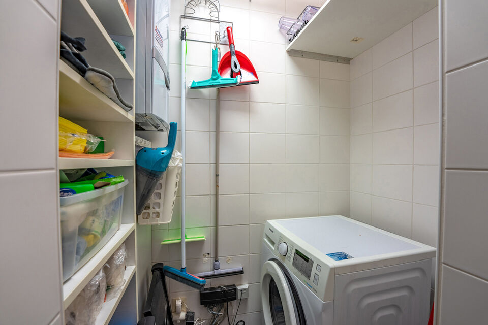 Verzorgd hoekappartement op een uitstekende locatie, met veel natuurlijk licht.
De ruime leefruimte sluit aan op een volledig uitgeruste open keuken (inductiekookplaat, koelkast, vriezer en vaatwasser), met daarnaast een praktische berging voorzien van wa