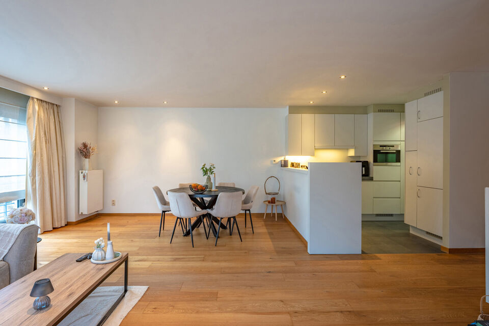 Verzorgd hoekappartement op een uitstekende locatie, met veel natuurlijk licht.
De ruime leefruimte sluit aan op een volledig uitgeruste open keuken (inductiekookplaat, koelkast, vriezer en vaatwasser), met daarnaast een praktische berging voorzien van wa