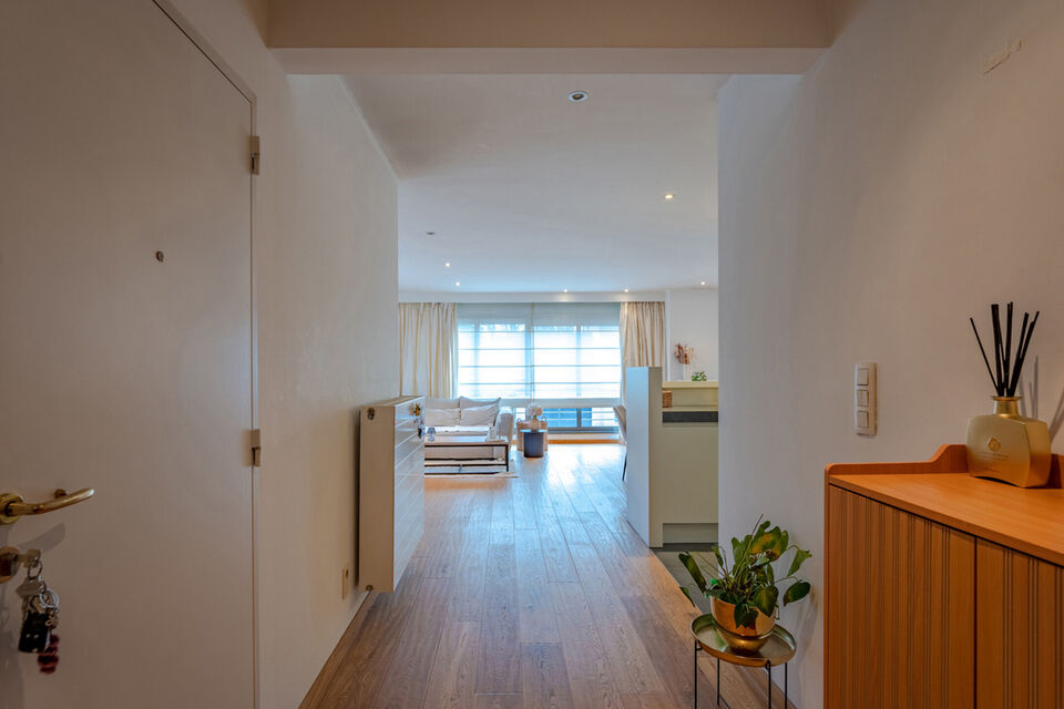 Verzorgd hoekappartement op een uitstekende locatie, met veel natuurlijk licht.
De ruime leefruimte sluit aan op een volledig uitgeruste open keuken (inductiekookplaat, koelkast, vriezer en vaatwasser), met daarnaast een praktische berging voorzien van wa