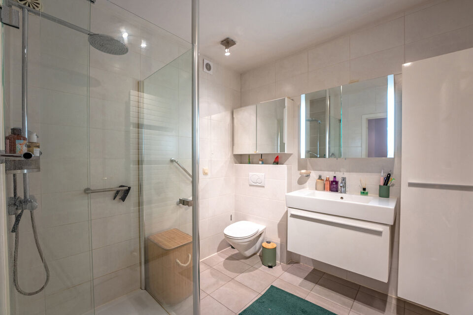 Verzorgd hoekappartement op een uitstekende locatie, met veel natuurlijk licht.
De ruime leefruimte sluit aan op een volledig uitgeruste open keuken (inductiekookplaat, koelkast, vriezer en vaatwasser), met daarnaast een praktische berging voorzien van wa