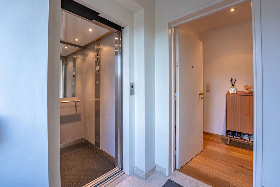 Verzorgd hoekappartement op een uitstekende locatie, met veel natuurlijk licht.
De ruime leefruimte sluit aan op een volledig uitgeruste open keuken (inductiekookplaat, koelkast, vriezer en vaatwasser), met daarnaast een praktische berging voorzien van wa