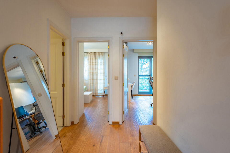 Verzorgd hoekappartement op een uitstekende locatie, met veel natuurlijk licht.
De ruime leefruimte sluit aan op een volledig uitgeruste open keuken (inductiekookplaat, koelkast, vriezer en vaatwasser), met daarnaast een praktische berging voorzien van wa