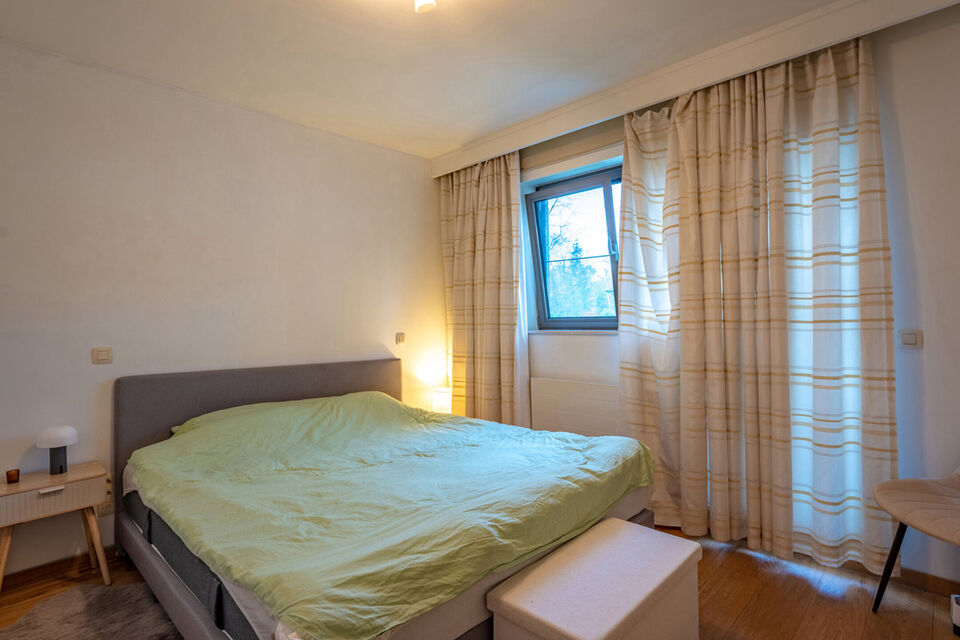 Verzorgd hoekappartement op een uitstekende locatie, met veel natuurlijk licht.
De ruime leefruimte sluit aan op een volledig uitgeruste open keuken (inductiekookplaat, koelkast, vriezer en vaatwasser), met daarnaast een praktische berging voorzien van wa