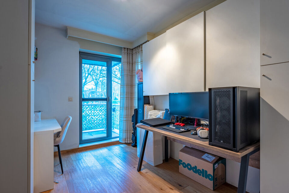 Verzorgd hoekappartement op een uitstekende locatie, met veel natuurlijk licht.
De ruime leefruimte sluit aan op een volledig uitgeruste open keuken (inductiekookplaat, koelkast, vriezer en vaatwasser), met daarnaast een praktische berging voorzien van wa