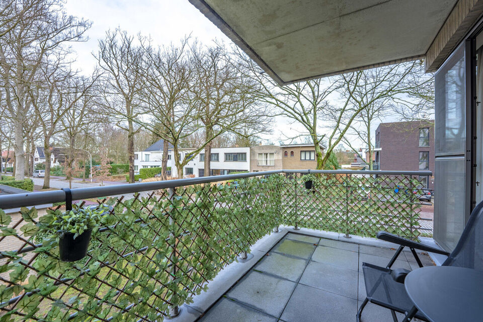 Verzorgd hoekappartement op een uitstekende locatie, met veel natuurlijk licht.
De ruime leefruimte sluit aan op een volledig uitgeruste open keuken (inductiekookplaat, koelkast, vriezer en vaatwasser), met daarnaast een praktische berging voorzien van wa