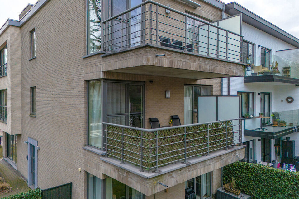 Verzorgd hoekappartement op een uitstekende locatie, met veel natuurlijk licht.
De ruime leefruimte sluit aan op een volledig uitgeruste open keuken (inductiekookplaat, koelkast, vriezer en vaatwasser), met daarnaast een praktische berging voorzien van wa