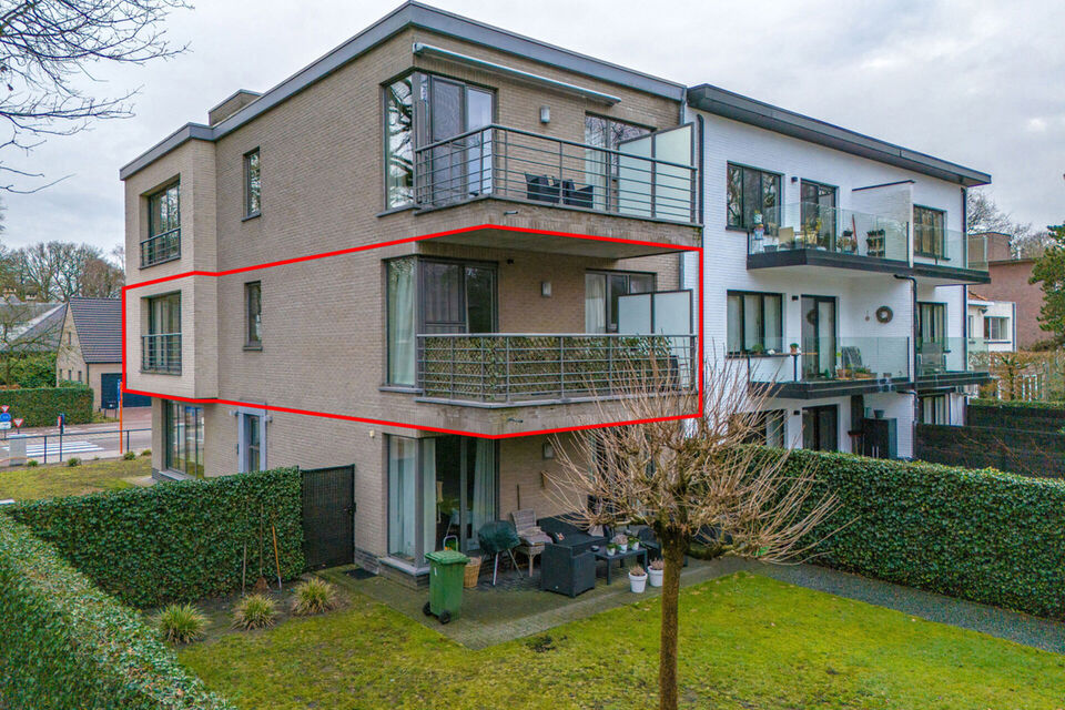 Verzorgd hoekappartement op een uitstekende locatie, met veel natuurlijk licht.
De ruime leefruimte sluit aan op een volledig uitgeruste open keuken (inductiekookplaat, koelkast, vriezer en vaatwasser), met daarnaast een praktische berging voorzien van wa
