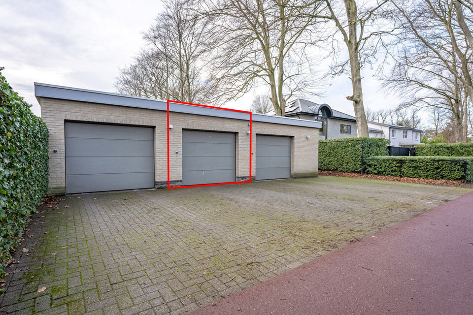 Verzorgd hoekappartement op een uitstekende locatie, met veel natuurlijk licht.
De ruime leefruimte sluit aan op een volledig uitgeruste open keuken (inductiekookplaat, koelkast, vriezer en vaatwasser), met daarnaast een praktische berging voorzien van wa