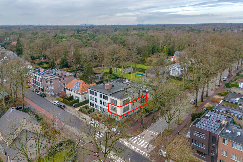 Verzorgd hoekappartement op een uitstekende locatie, met veel natuurlijk licht.
De ruime leefruimte sluit aan op een volledig uitgeruste open keuken (inductiekookplaat, koelkast, vriezer en vaatwasser), met daarnaast een praktische berging voorzien van wa