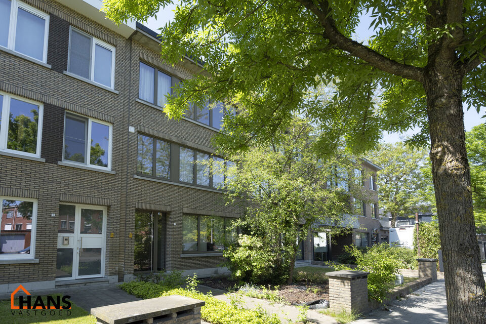 Recent gerenoveerd appartement op de 1ste verdieping met garagebox.
Inkomhal; apart toilet; leefruimte; keuken met kasten, elektrische kookplaat, dampkap, oven en ruimte voor een eigen vaatwasser en koelkast; berging met ruimte voor wasmachine en droogkas