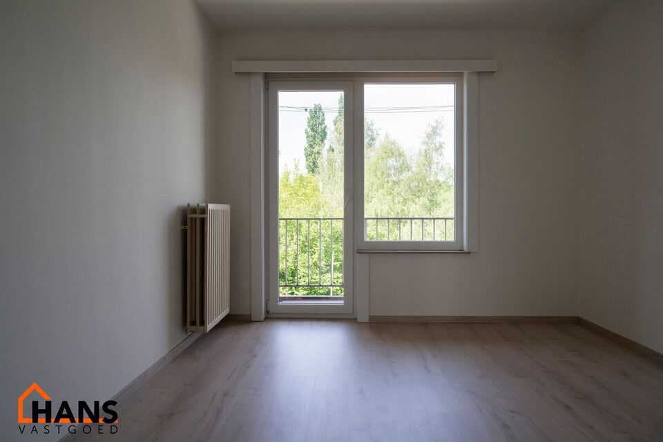 2-slaapkamerappartement op de 3de verdieping zonder lift, m&eacute;t garagebox.

Inkomhal; apart toilet; vestiairekast; leefruimte; keuken met kasten, kookplaat, dampkap en ruimte voor een eigen koelkast/diepvries en vaatwasser; berging met ruimte voor wasmachi