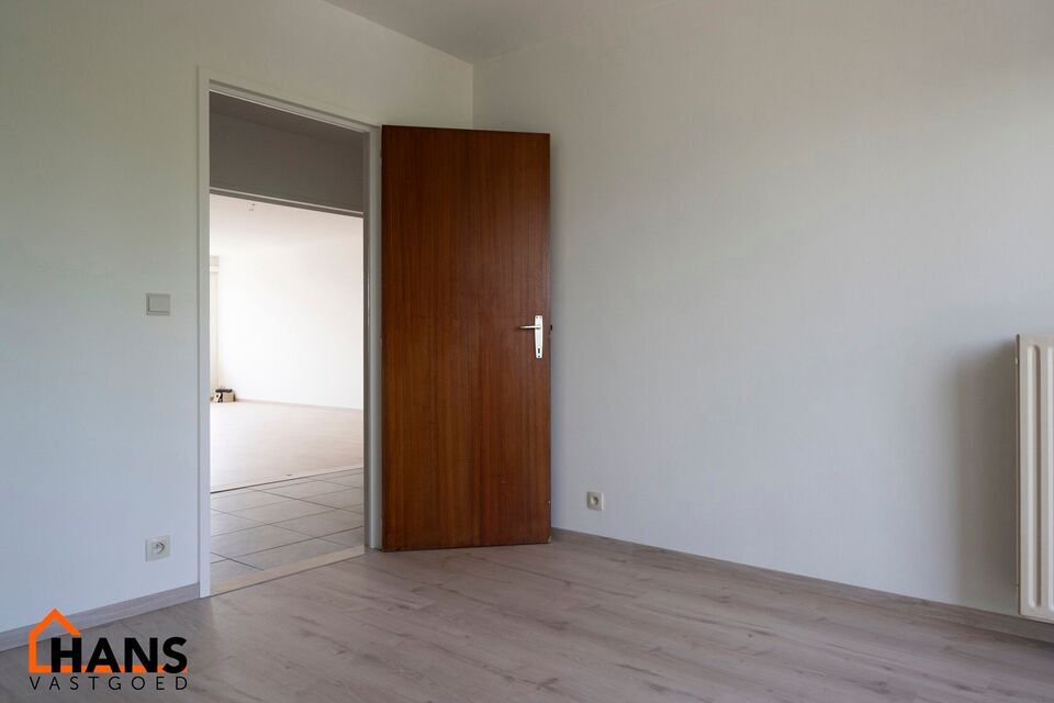 2-slaapkamerappartement op de 3de verdieping zonder lift, m&eacute;t garagebox.

Inkomhal; apart toilet; vestiairekast; leefruimte; keuken met kasten, kookplaat, dampkap en ruimte voor een eigen koelkast/diepvries en vaatwasser; berging met ruimte voor wasmachi