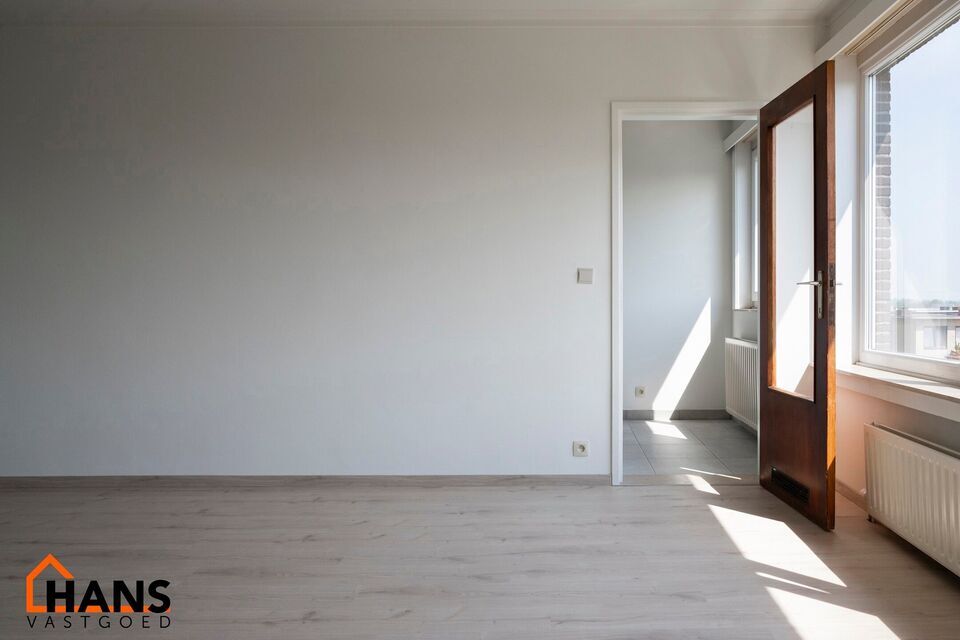 2-slaapkamerappartement op de 3de verdieping zonder lift, m&eacute;t garagebox.

Inkomhal; apart toilet; vestiairekast; leefruimte; keuken met kasten, kookplaat, dampkap en ruimte voor een eigen koelkast/diepvries en vaatwasser; berging met ruimte voor wasmachi