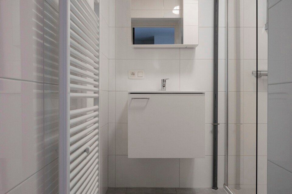 2-slaapkamerappartement op de 3de verdieping zonder lift, m&eacute;t garagebox.

Inkomhal; apart toilet; vestiairekast; leefruimte; keuken met kasten, kookplaat, dampkap en ruimte voor een eigen koelkast/diepvries en vaatwasser; berging met ruimte voor wasmachi