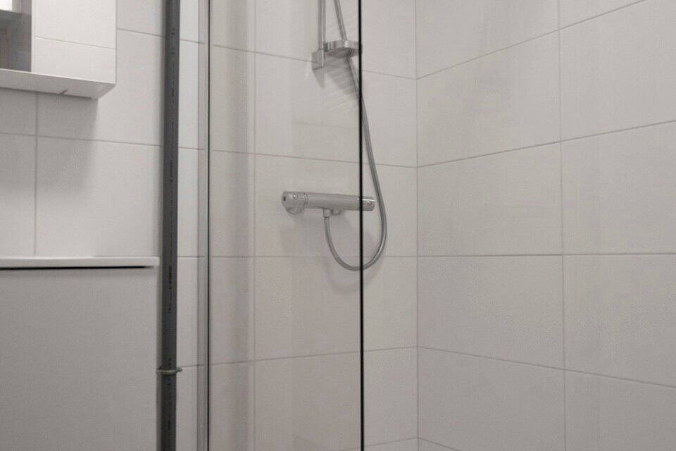2-slaapkamerappartement op de 3de verdieping zonder lift, m&eacute;t garagebox.

Inkomhal; apart toilet; vestiairekast; leefruimte; keuken met kasten, kookplaat, dampkap en ruimte voor een eigen koelkast/diepvries en vaatwasser; berging met ruimte voor wasmachi