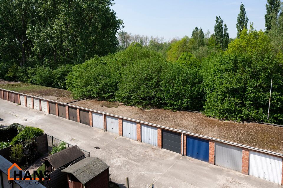 2-slaapkamerappartement op de 3de verdieping zonder lift, m&eacute;t garagebox.

Inkomhal; apart toilet; vestiairekast; leefruimte; keuken met kasten, kookplaat, dampkap en ruimte voor een eigen koelkast/diepvries en vaatwasser; berging met ruimte voor wasmachi