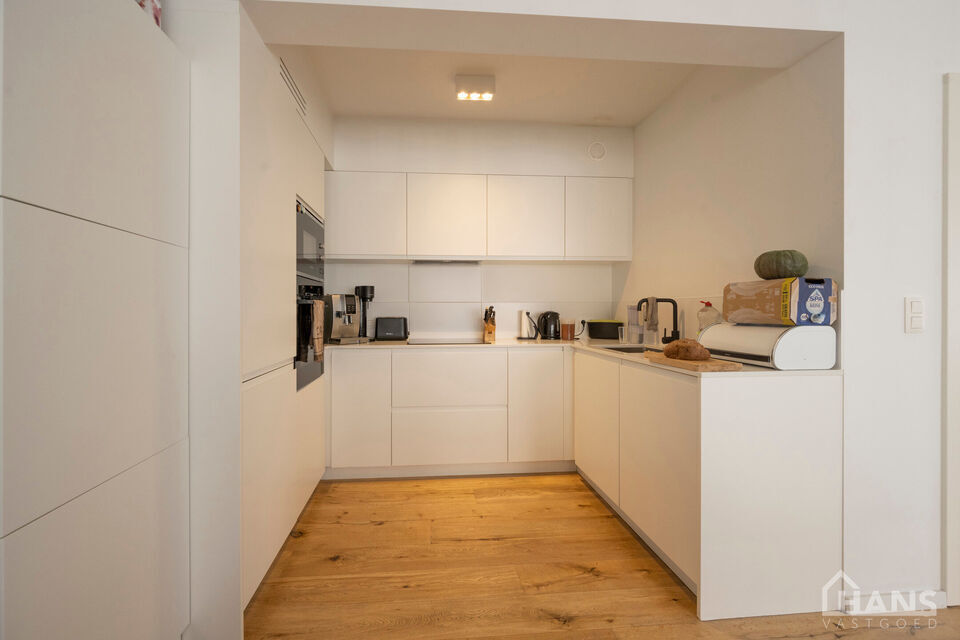 Inkomhal; apart toilet met handenwasser; leefruimte met veel lichtinval; open, volledig ge&iuml;nstalleerde keuken; badkamer met inloopdouche, spiegel, wastafel in meubel handdoekdroger en ruimte voor wasmachine/droogkast; 3 slaapkamers en garagebox.

Geschik