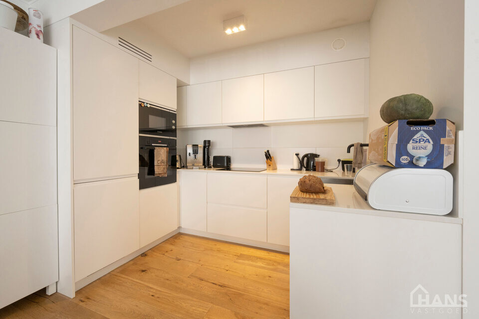 Inkomhal; apart toilet met handenwasser; leefruimte met veel lichtinval; open, volledig ge&iuml;nstalleerde keuken; badkamer met inloopdouche, spiegel, wastafel in meubel handdoekdroger en ruimte voor wasmachine/droogkast; 3 slaapkamers en garagebox.

Geschik