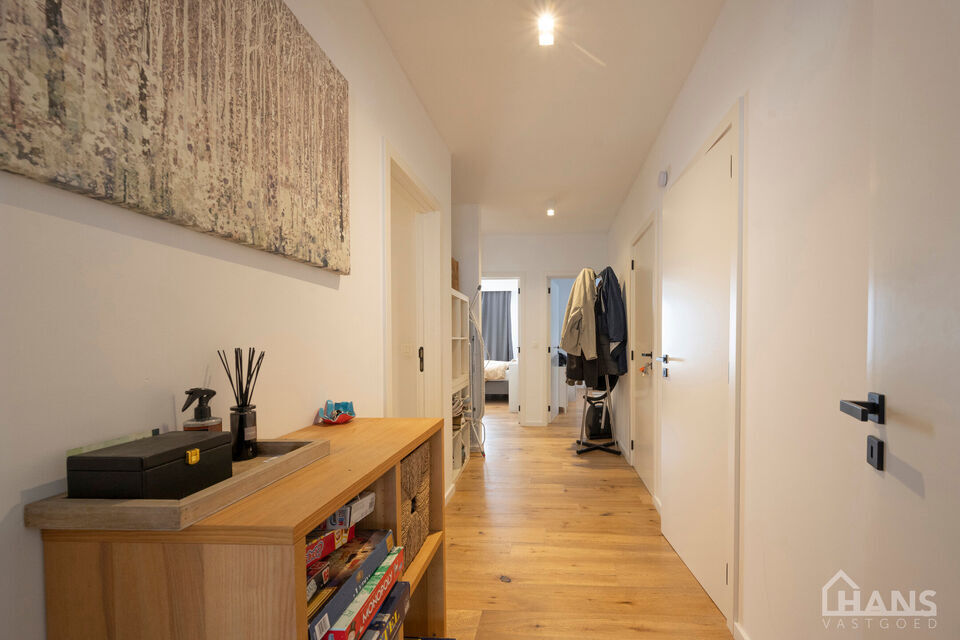 Inkomhal; apart toilet met handenwasser; leefruimte met veel lichtinval; open, volledig ge&iuml;nstalleerde keuken; badkamer met inloopdouche, spiegel, wastafel in meubel handdoekdroger en ruimte voor wasmachine/droogkast; 3 slaapkamers en garagebox.

Geschik