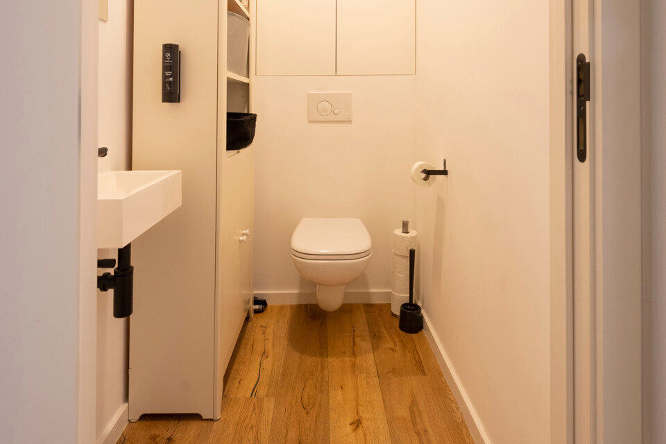 Inkomhal; apart toilet met handenwasser; leefruimte met veel lichtinval; open, volledig ge&iuml;nstalleerde keuken; badkamer met inloopdouche, spiegel, wastafel in meubel handdoekdroger en ruimte voor wasmachine/droogkast; 3 slaapkamers en garagebox.

Geschik