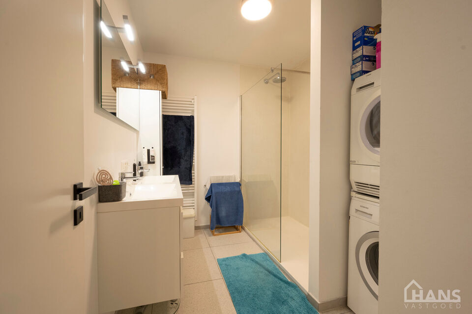 Inkomhal; apart toilet met handenwasser; leefruimte met veel lichtinval; open, volledig ge&iuml;nstalleerde keuken; badkamer met inloopdouche, spiegel, wastafel in meubel handdoekdroger en ruimte voor wasmachine/droogkast; 3 slaapkamers en garagebox.

Geschik
