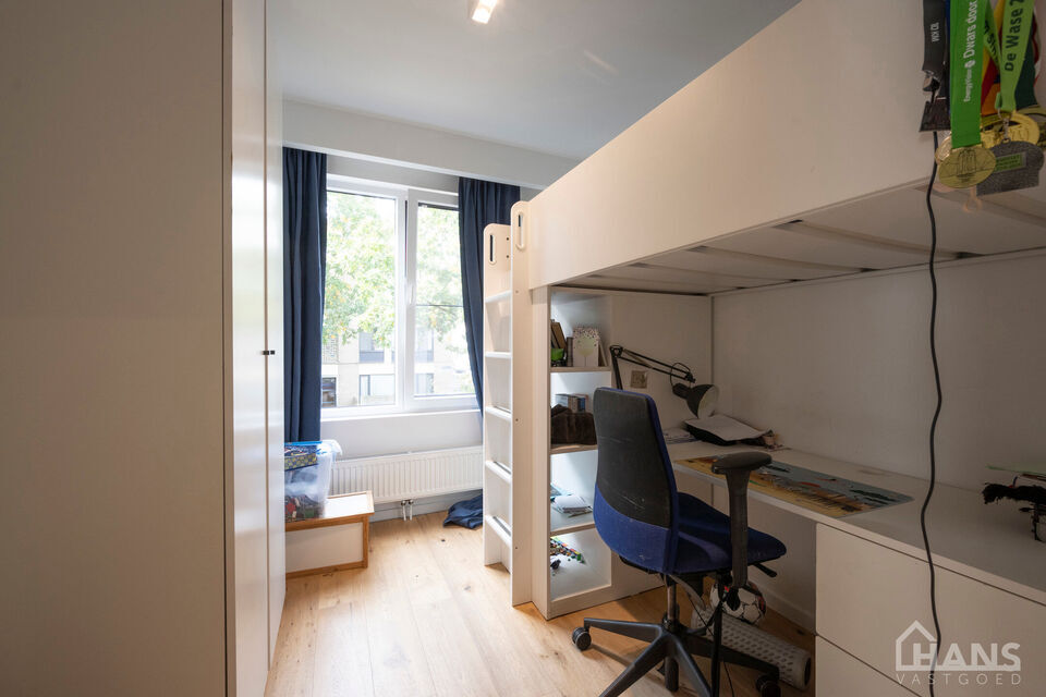 Inkomhal; apart toilet met handenwasser; leefruimte met veel lichtinval; open, volledig ge&iuml;nstalleerde keuken; badkamer met inloopdouche, spiegel, wastafel in meubel handdoekdroger en ruimte voor wasmachine/droogkast; 3 slaapkamers en garagebox.

Geschik