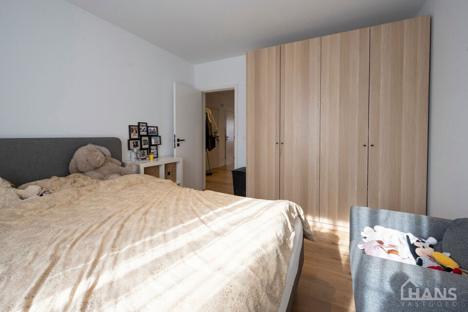 Inkomhal; apart toilet met handenwasser; leefruimte met veel lichtinval; open, volledig ge&iuml;nstalleerde keuken; badkamer met inloopdouche, spiegel, wastafel in meubel handdoekdroger en ruimte voor wasmachine/droogkast; 3 slaapkamers en garagebox.

Geschik