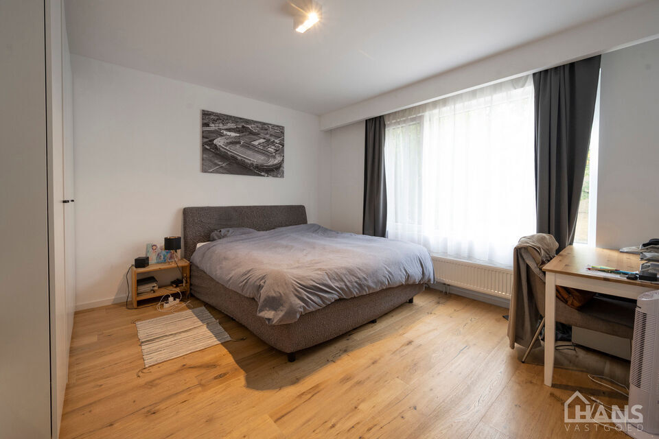 Inkomhal; apart toilet met handenwasser; leefruimte met veel lichtinval; open, volledig ge&iuml;nstalleerde keuken; badkamer met inloopdouche, spiegel, wastafel in meubel handdoekdroger en ruimte voor wasmachine/droogkast; 3 slaapkamers en garagebox.

Geschik