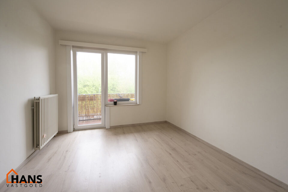 Recent gerenoveerd appartement op de tweede verdieping zonder lift.
Indeling: inkomhal; apart toilet; woonkamer; geïnstalleerde keuken met spoelbak, kookplaat, dampkap, oven en ruimte voor een eigen vaatwasser en koelkast; berging; badkamer met inloopdou