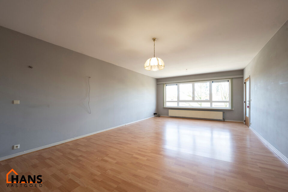 Appartement gelegen op de 2e verdieping (zonder lift):
Inkomhal met apart toilet en vestiairekast, badkamer met ligbad en lavabo. 2 slaapkamers, terras achteraan met zicht op groene zone.
Ruime woonkamer, keuken met kasten en spoelbak, berging met aanslui