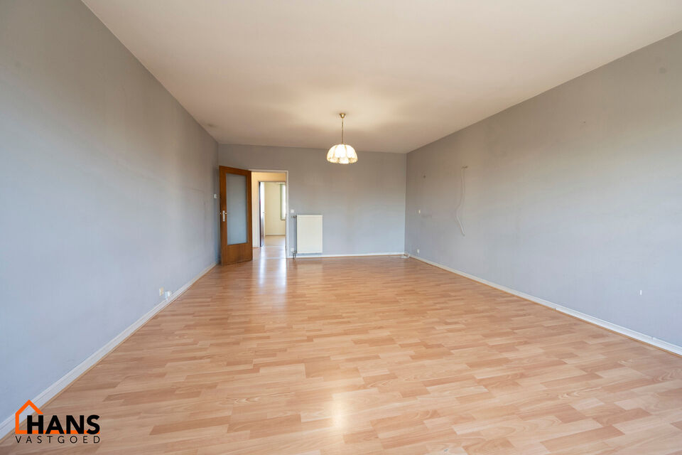 Appartement gelegen op de 2e verdieping (zonder lift):
Inkomhal met apart toilet en vestiairekast, badkamer met ligbad en lavabo. 2 slaapkamers, terras achteraan met zicht op groene zone.
Ruime woonkamer, keuken met kasten en spoelbak, berging met aanslui