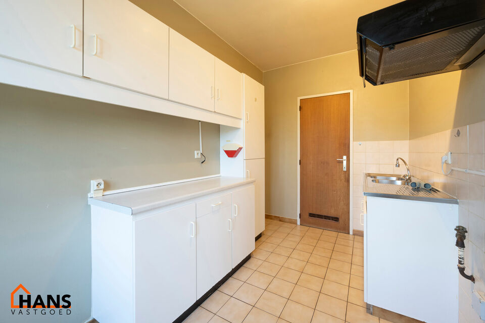 Appartement gelegen op de 2e verdieping (zonder lift):
Inkomhal met apart toilet en vestiairekast, badkamer met ligbad en lavabo. 2 slaapkamers, terras achteraan met zicht op groene zone.
Ruime woonkamer, keuken met kasten en spoelbak, berging met aanslui